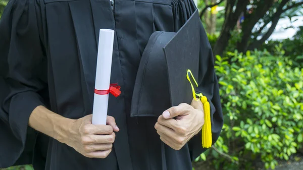 Personas con vestidos de graduación negro tienen diploma . —  Fotos de Stock