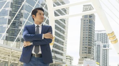 iş adamı ayakta duygu kendinden emin ve özgürlük açık