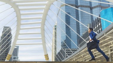 iş adamı yaya, laptop evrak çantası ile çalışır