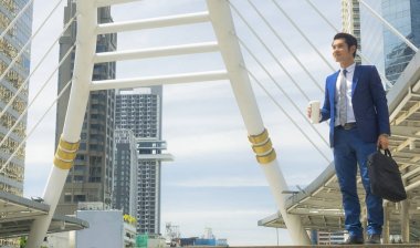 iş adamı ayakta duygu kendinden emin ve özgürlük açık