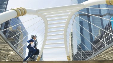 iş adamı yaya, laptop evrak çantası ile çalışır