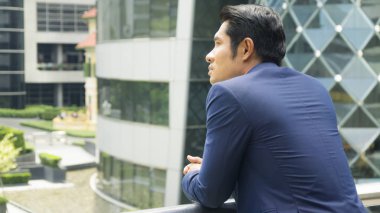 iş adamı ayakta duygu kendinden emin ve özgürlük açık