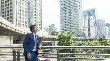 iş adamı ayakta duygu kendinden emin ve özgürlük açık