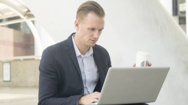 Akıllı adam açık kamusal alan bilgisayar dizüstü kullanın 