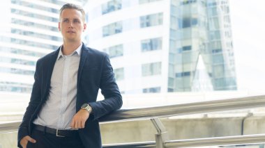 Akıllı iş kendine güvenen adam modern bina ile açık kamusal alan standında