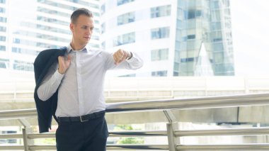 Akıllı iş kendine güvenen adam modern bina ile açık kamusal alan standında