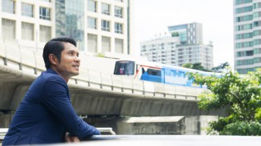 iş adamı ayakta duygu kendinden emin ve özgürlük açık