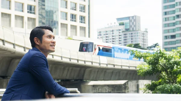 iş adamı ayakta duygu kendinden emin ve özgürlük açık