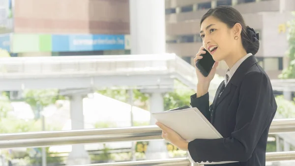 Asiatique Femme Affaires Utilise Parle Sur Téléphone Portable Avec Papier — Photo