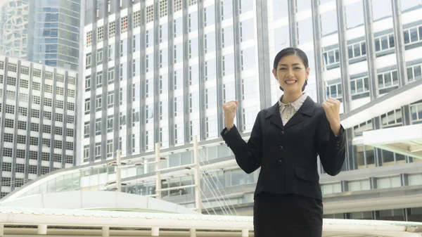 Business woman stands with confident at outdoor city — Stock Photo, Image