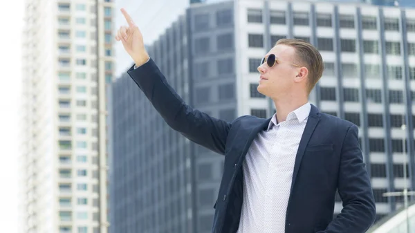 Inteligente negocio confiado hombre de pie en el espacio público al aire libre w — Foto de Stock