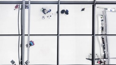 Üstten Görünüm insanlar bardak yansıma yürüyüş ve tezgah l ile oturup