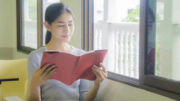 아시아 소녀는 읽으십시오 — 스톡 사진