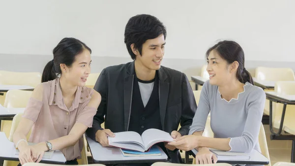 Estudiante Grupo Leer Libro Sentarse Aula — Foto de Stock