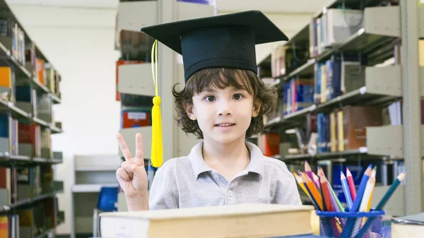 Sonriente Chico Blanco Con Gorra Graduación Diploma Papel Pie Sonrisa — Foto de Stock