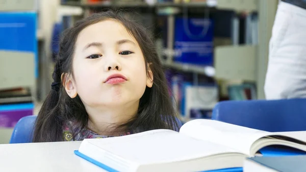 Smiley Asiática Linda Chica Sentada Leyendo Libro Mesa — Foto de Stock