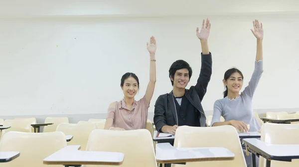 Giovani studente spingere mano nella classe al coperto — Foto Stock