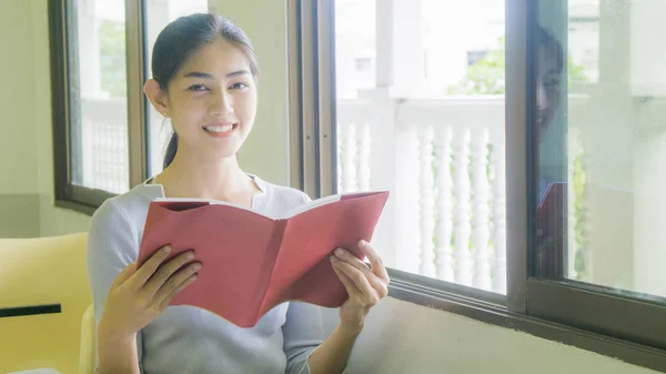 Chica Asiática Lee Libro Rojo —  Fotos de Stock