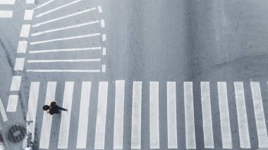 insanlar yürüyüş şehir sokak sokak yaya kavşak üzerinde Üstten Görünüm.