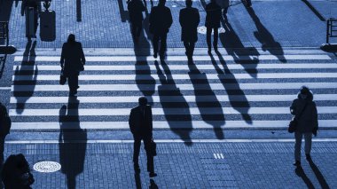 insanlar (üst hava görünümünü yolda karanlık gölge ile akşam günbatımında iş şehir Kavşağı Caddesi yaya yaya geçidi siluet insanları yürü)