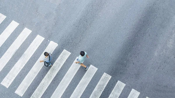 鳥瞰図の歩行者通りの十字路から人々 の斜め上面歩く — ストック写真