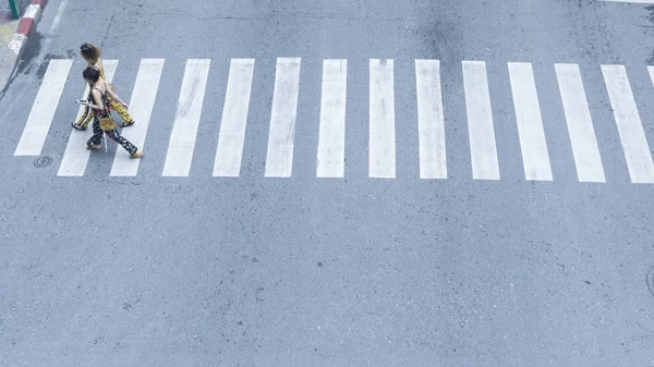 通りの歩行者街十字路の上を歩く人々 の平面図 — ストック写真