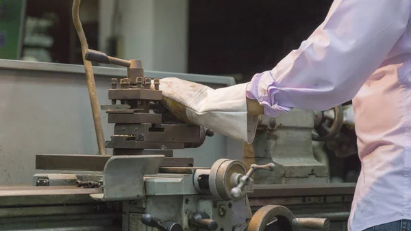 Trabajador utilizar la máquina de flexión con tubo de acero. Conjunto metalúrgico — Foto de Stock