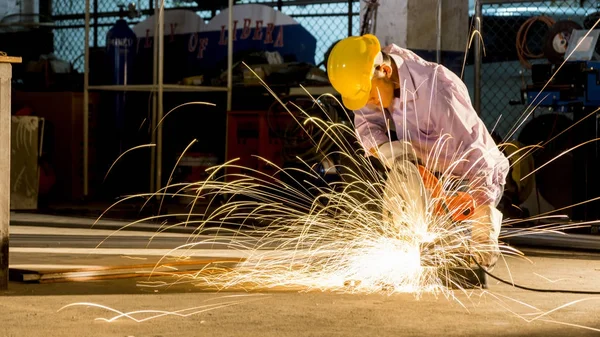 Trabajador Utiliza Molienda Metal Cortado Centran Línea Luz Flash Chispa — Foto de Stock