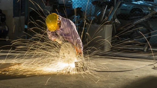 Pracovník používá broušení řezu kovu, zaměření na flash světelné linie sha — Stock fotografie
