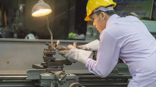 Trabalhador usar máquina de dobra com tubo de aço. Metal trabalho dissimular — Fotografia de Stock