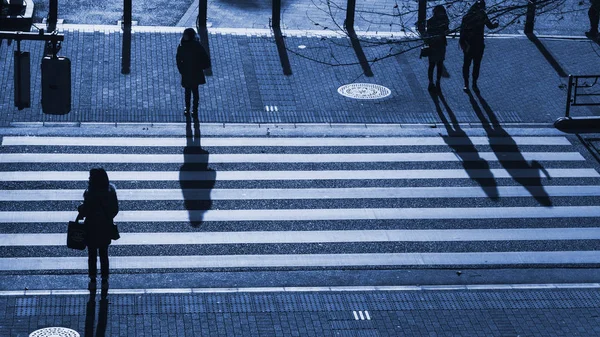 Personas silueta caminar en el paso peatonal en el cruce s —  Fotos de Stock