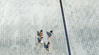 insanlar yürüyüş en iyi hava görünümünü yaya sokak şehir
