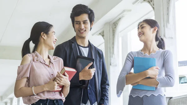 Grupa studentów ludzi z książki i stacjonarne spacerem — Zdjęcie stockowe