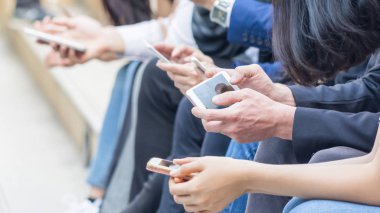 Akıllı telefonlu bir grup el.