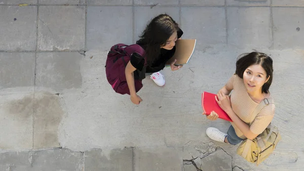 Widok z lotu ptaka góry Nastolatki dziewczyny rozmawiać i spotykać w pieszego spaceru sposób — Zdjęcie stockowe