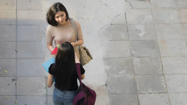 Top vista aérea adolescente meninas falar e encontrar-se no caminho pedestre — Fotografia de Stock