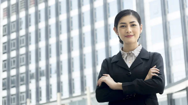 Asian business woman stands with confident posting at outdoor pu — Stock Photo, Image