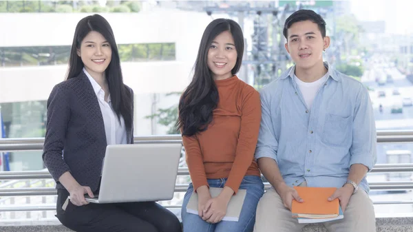 Energético Optimista Adolescente Personas Mujer Negocios Sentarse Sonreír Banco Público —  Fotos de Stock