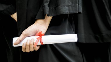 Siyahi mezuniyet elbiseli insanlar diploma taşıyorlar..
