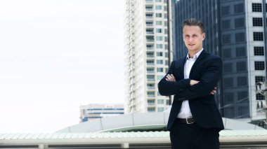 Kendine güvenen adam akıllı iş açık kamusal alan w standı