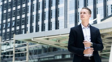 Kendine güvenen adam akıllı iş açık kamusal alan w standı