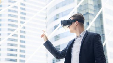 Açık havada akıllı telefon standı için video camı olan bir iş adamı.