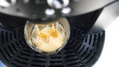 Üstten Görünüm kahve bir fincan kahve için fasulye üzerinden su damla ile 