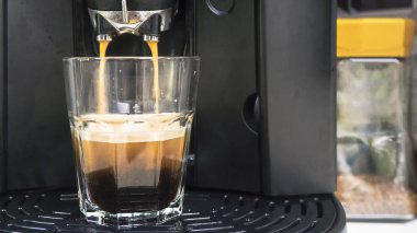 Kahve fincan kahve makinesi için fasulye üzerinden su damla ile 