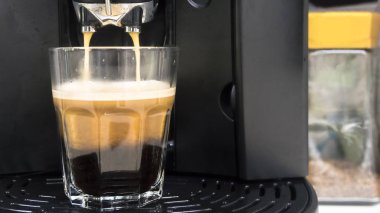 Kahve fincan kahve makinesi için fasulye üzerinden su damla ile 