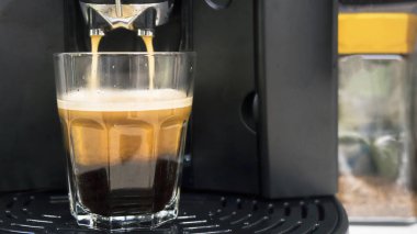 Kahve fincan kahve makinesi için fasulye üzerinden su damla ile 