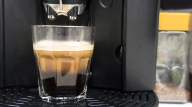 Kahve fincan kahve makinesi için fasulye üzerinden su damla ile 