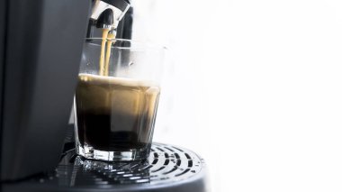 Kahve fincan kahve makinesi için fasulye üzerinden su damla ile 