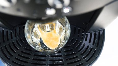 Üstten Görünüm kahve bir fincan kahve için fasulye üzerinden su damla ile 