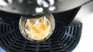 Üstten Görünüm kahve bir fincan kahve için fasulye üzerinden su damla ile 